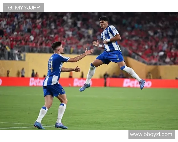 小朋友足球队挑战顶级球星展开激烈对抗赛展现惊人实力